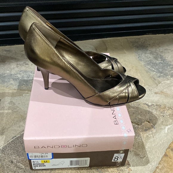 Bandolino brown peep toe heels size 8 1/2 - Picture 2 of 3